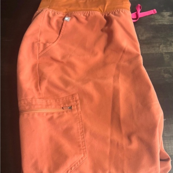 🍂 Figs Women's Terracotta XL Rafaela Top & 2X Zamora Jogger Scrub w Pink Tie Set - Picture 2 of 7